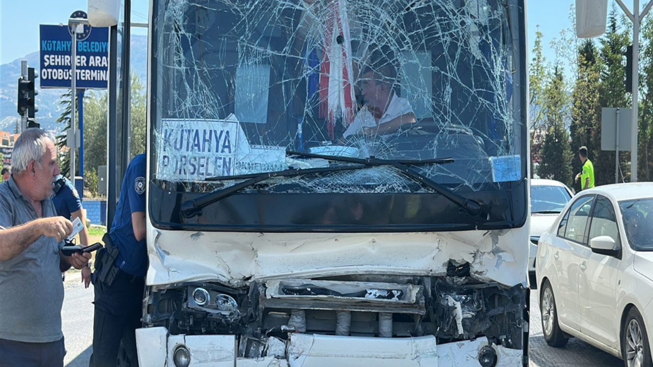 Kütahya'da işçi servisi tankere çarptı: Çok sayıda yaralı var