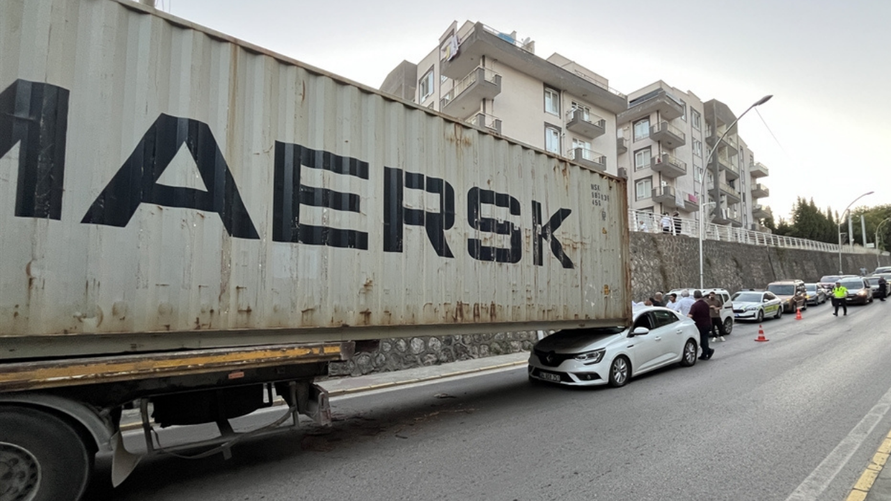 TIR’ın konteyneri otomobilin üstüne düştü!