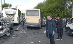 Ankara’da servis minibüsü kırmızı ışıkta bekleyen araçlara çarptı