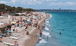 Antalya Konyaaltı Sahili doldu taştı