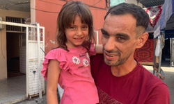 Küçük bir el, büyük bir rehberlik: Görme engelli baba Ali Dağ’a kızı Hayrunisa yol gösteriyor!