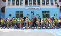 Bakan Tekin, Zeytinburnu Atatürk İlkokulu'nda öğrencilerle pedal çevirdi