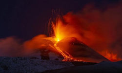 Etna Yanardağı 2025’te 13. kez patladı: Lav ve kül geceyi aydınlattı!