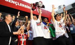 Gençlerbirliği Süper Lig coşkusunu Eryaman'da binlerce taraftarla kutladı!