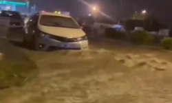 Hatay'da sağanak ve dolu etkili oldu: Araçlar yollarda mahsur kaldı