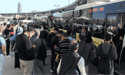 İstanbul'da özel halk otobüsleri kontak kapattı: Duraklarda yoğunluk oluştu