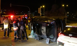 İzmir Bayraklı’da kontrolden çıkan otomobil takla attı: Sürücü yaralı kurtarıldı
