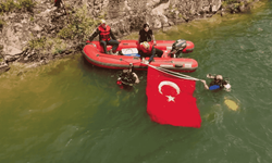 Ovacık’taki gölette dalgıçlar Türk Bayrağı açtı