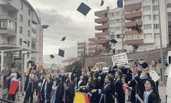 Kanser tedavisi gören öğretmenlerine mezuniyet sürprizi