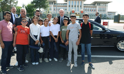 Cumhurbaşkanı Erdoğan 15 Temmuz Şehitler Anıtı’nda çocuklarla buluştu