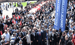 Yavuz Ağıralioğlu Samsun'da gençlerle kortej yürüyüşüne katıldı