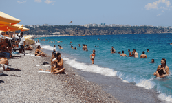 Antalya’da sıcaktan bunalanlar sahile gitti