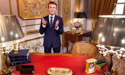 Macron’un balmumu heykeli Paris’te müzeden çalındı!