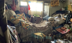 Koku ihbarı çöp dağını ortaya çıkardı: Evden 4 kamyon atık ve hayvanlar çıktı!