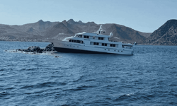Bodrum'da kayalıklara çarpan lüks yat için kurtarma çalışmaları sürüyor