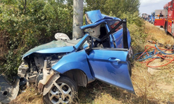 Sakarya’da beton direğe çarpan otomobilde 2 kardeş öldü