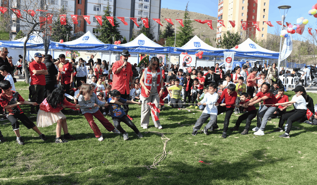 Ankara'da depremzede çocuklar için 23 Nisan şenliği