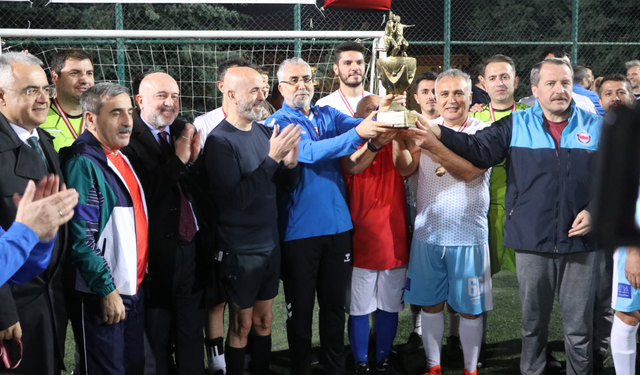 Bakan Işıkhan yeşil zemine çıktı: Emek ve Dayanışma Futbol Turnuvası