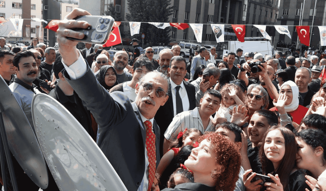 Etimesgut Cumhuriyet Meydanı 23 Nisan ile renklendi