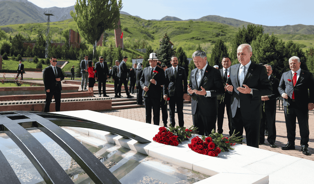 TBMM Başkanı Kurtulmuş Kırgızistan'da Ata-Beyit Anıtı’nda