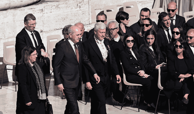Numan Kurtulmuş Papa Franciscus'un cenaze törenine katıldı