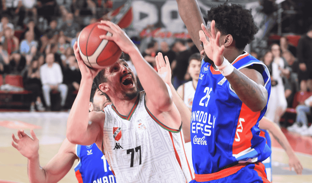 Karşıyaka erteleme maçında Anadolu Efes'e direnemedi