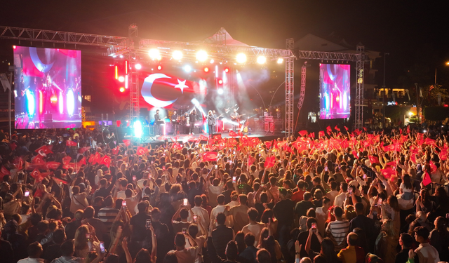 Koray Avcı Fethiye'de hayranlarıyla buluştu
