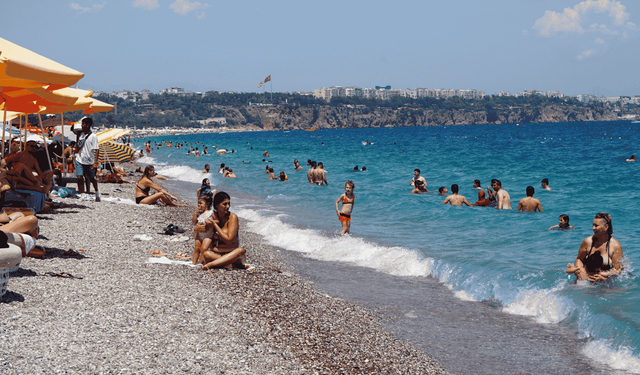 Antalya’da sıcaktan bunalanlar sahile gitti