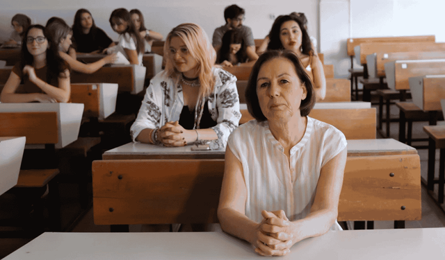 Ege Üniversitesi'nde 40 yıl hocalık yaptı, şimdi öğrenci