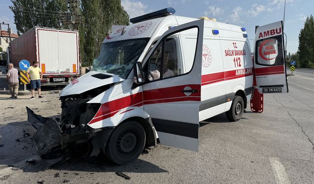 Ankara'da ambulans ile TIR çarpıştı: 3’ü sağlık personeli 5 yaralı