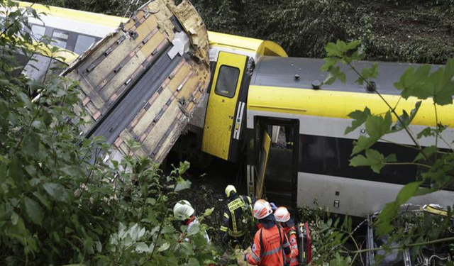 Almanya’da yolcu treni raydan çıktı: Ölü ve yaralılar var