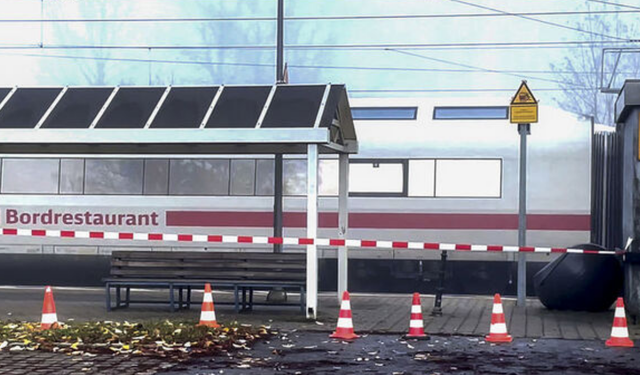 Almanya’da yolcu treni raydan çıktı: Ölü ve yaralılar var