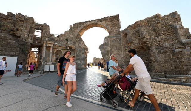 Antalya’da tüm zamanların rekoru kırıldı: Bir günde 104 bin 359 yabancı turist