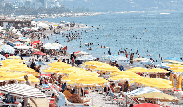 Antalya çok sıcak! Yüzde 90 nem sahilleri doldurdu