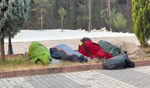 Bursa yangınında dumanlar çevreyi sararken yangın nöbeti sürüyor