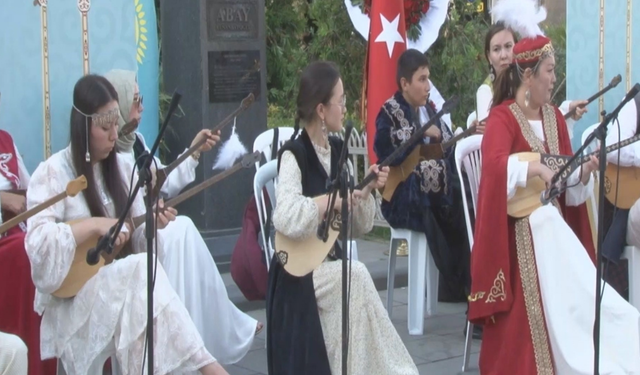 Kazakistan’dan İstanbul’a Dombra rüzgarı: Gençler sahnede