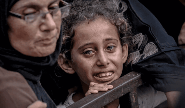 İsrail askerleri Gazze'ye giden yardım tırlarındaki malzemeleri imha ettiğini itiraf etti