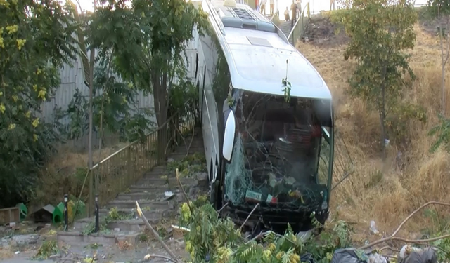 Maltepe’de servis otobüsü şarampole uçtu