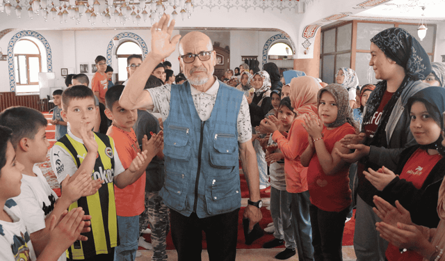 Kayseri'de 30 yıldır camileri gönüllü temizliyor