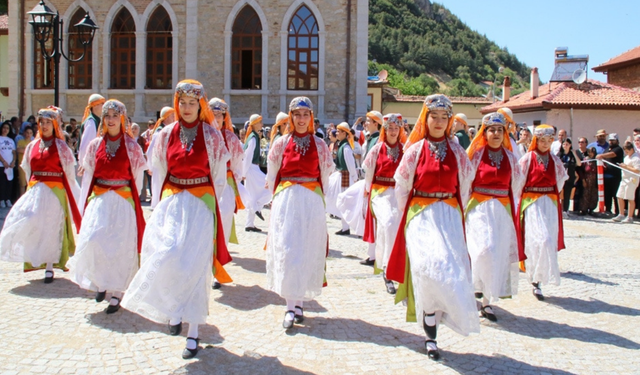 Uluslararası halk dansları Akşehir sokaklarını renklendirdi