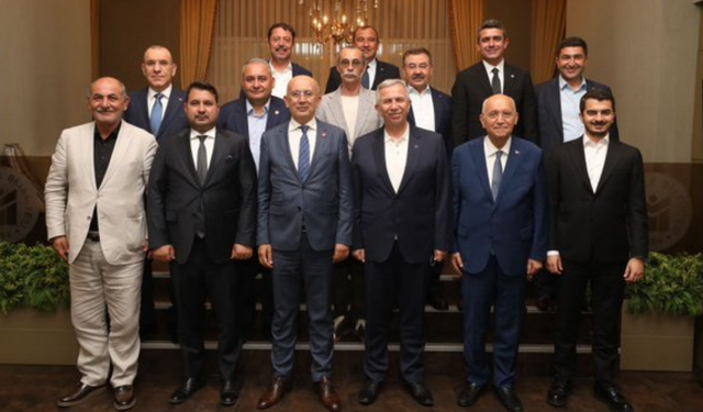 ABB Başkanı Mansur Yavaş Yenimahalle’de ilçe başkanlarıyla buluştu