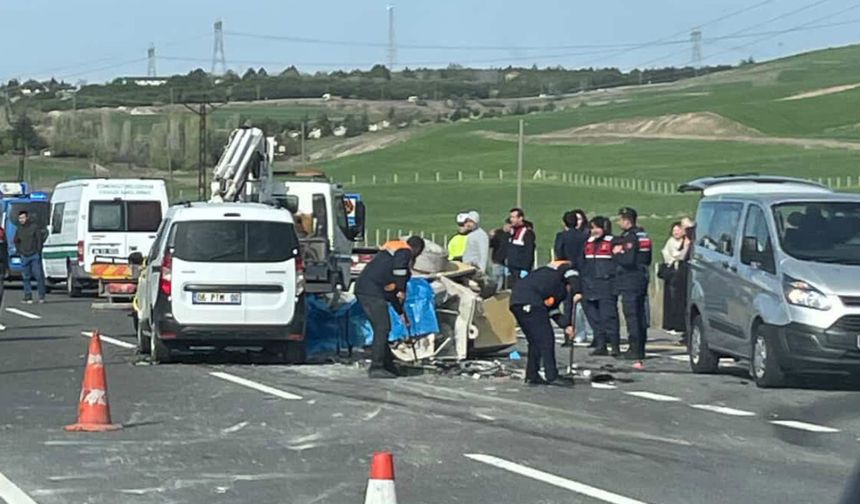Kaza sonrası aracını kontrol etmek için inen sürücüye arkadan gelen otomobil çarptı!
