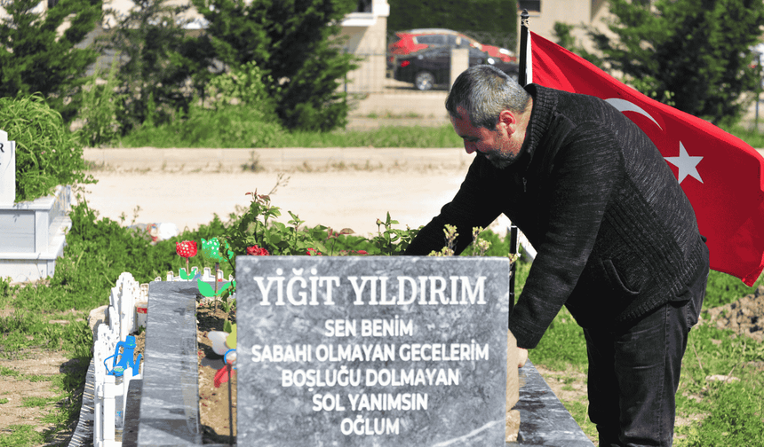 Oğlunun mezarını aynı gün aynı saatte ziyaret ediyor