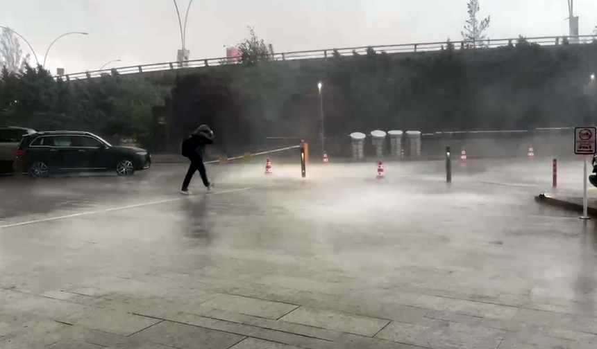 Ankara’da sağanak ve fırtına yaşamı felç etti!