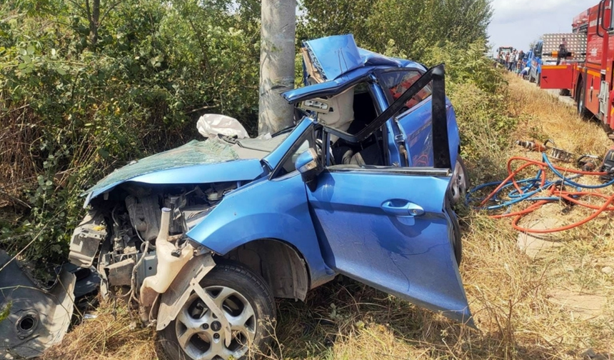 Sakarya’da beton direğe çarpan otomobilde 2 kardeş öldü