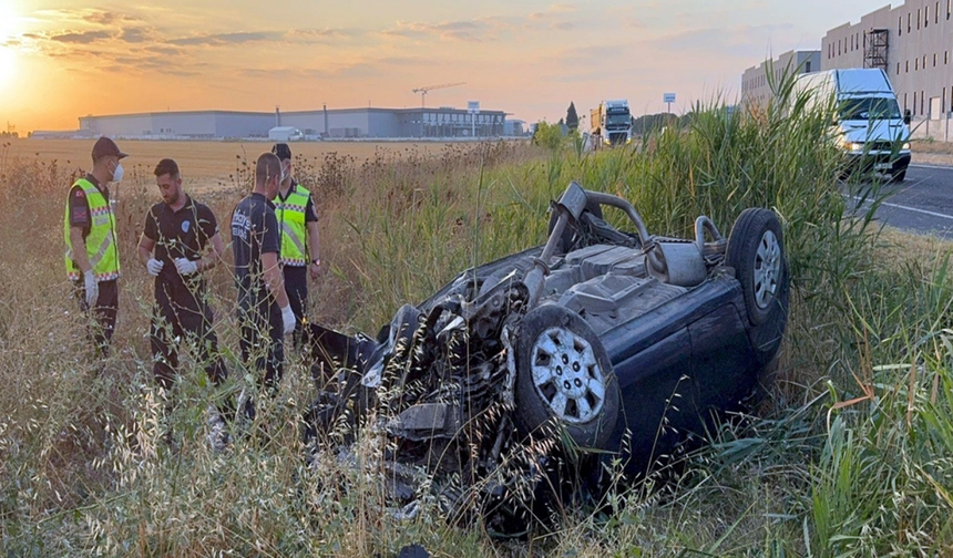Tekirdağ'da otomobil menfeze çarptı, 2 kişi hayatını kaybetti
