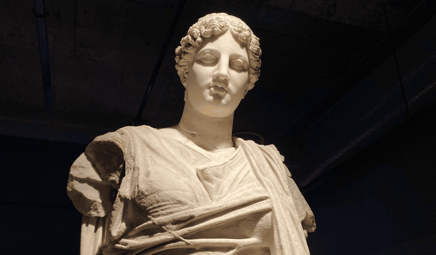 Tanrıça Hestia heykeli Manisa Müzesi'nde